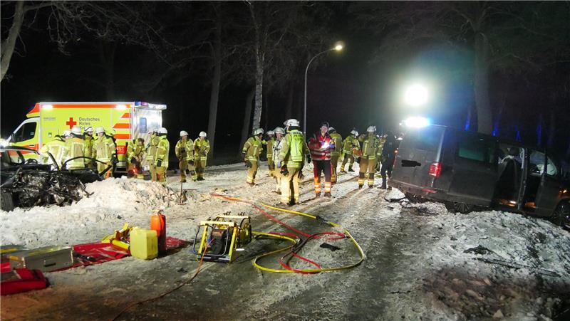 Schneeverwehungen auf K27: Freiburger Fahranfänger kollidiert mit VW-Bus Blick auf die Unfallstelle auf der Kreisstraße 27.