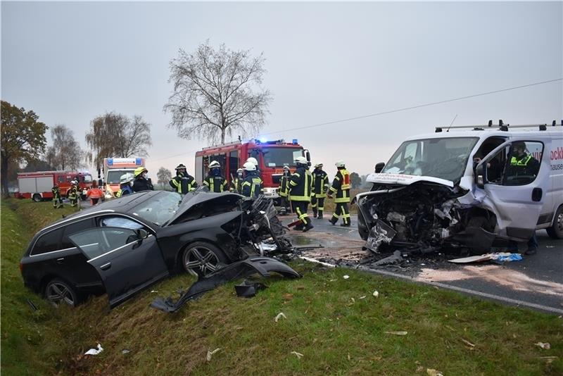 Blick auf die Unfallstelle auf der Landesstraße 124 zwischen Linah (Kreisel) und Helmste. Der Fahrer des Transporters (rechts) hatte beim Überholen offenbar den entgegenkommenden Audi Avant übersehen. Foto: Vasel