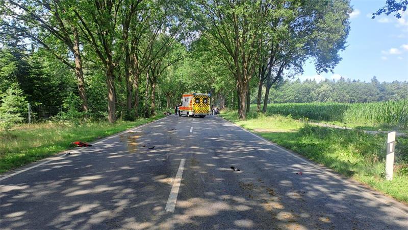 Schwer verletzt: Motorradfahrer kollidiert bei Harsefeld mit Hirsch Blick auf die Unfallstelle auf der Landesstraße 124 in Ohrensen.