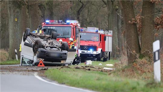 Blick auf die Unfallstelle auf der Landesstraße 131 zwischen Hemslingen und Deppen.