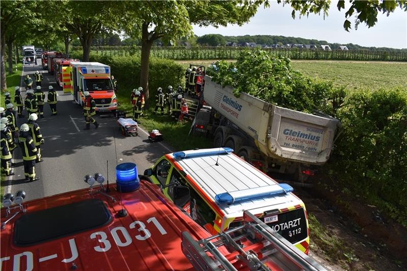 Blick auf die Unfallstelle auf der Landesstraße130 zwischen Grundoldendorf und Nottensdorf. Der Lkw-Fahrer wurde schwer verletzt . Fotos: Vasel