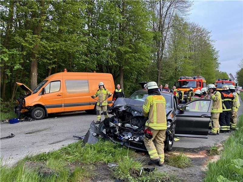 Blick auf die Unfallstelle auf der Stader Elbstraße: Der BWM-Fahrer hatte mit seinem X$ die Kontrolle über sein Fahrzeug verloren. Der 19-Jährige und sechs weitere Menschen wurden zum Teil schwer verletzt. Foto: Vasel