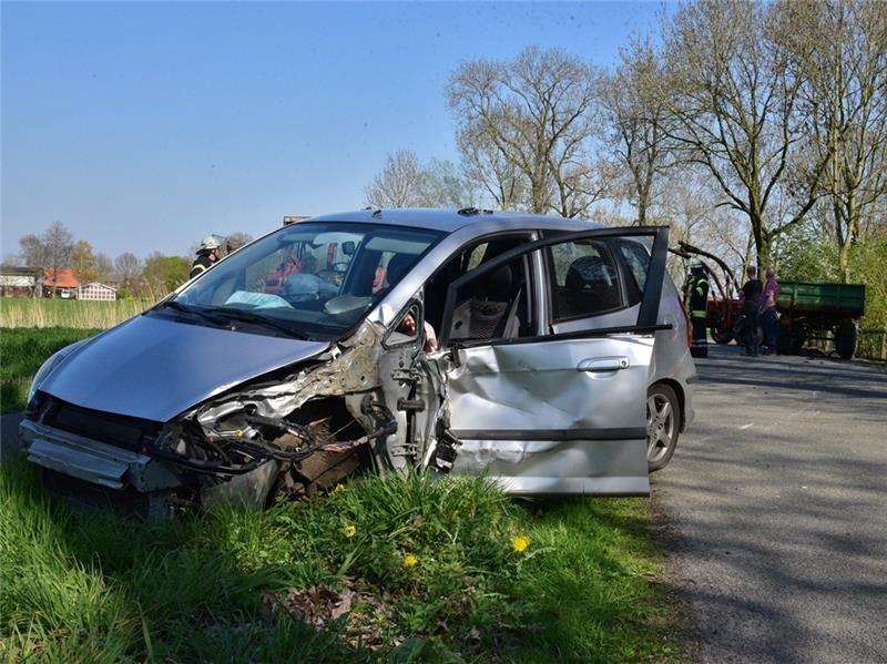 Blick auf die Unfallstelle bei Hüll: Der Honda Civic ist nach der Kollision nicht mehr fahrbereit, auch der Traktor wird beschädigt. Foto Beneke