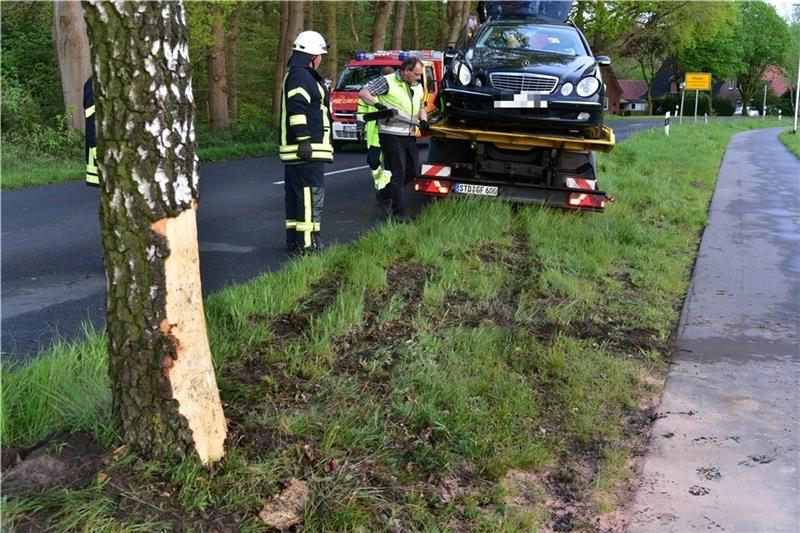 Blick auf die Unfallstelle bei Wedel: Der beschädigte Mercedes wurde abgeschleppt. Foto: Beneke