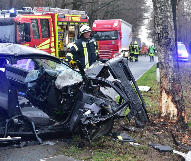 Blick auf die Unfallstelle bei Wohlerst: Der Hyundai Getz ist gegen den Baum geprallt. Foto Beneke