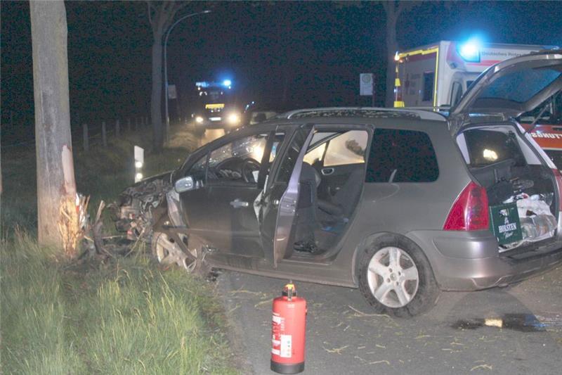 Blick auf die Unfallstelle in Ahlerstedt: Der Peugeot-Kombi steht noch am Baum, vom Fahrer fehlt jede Spur. Foto: Bockelmann