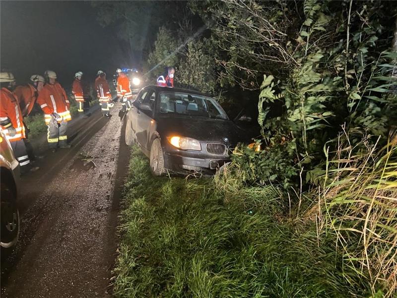 Blick auf die Unfallstelle in Freiburg: Der Pkw landet in einer Böschung. Foto: Viehmann/Feuerwehr