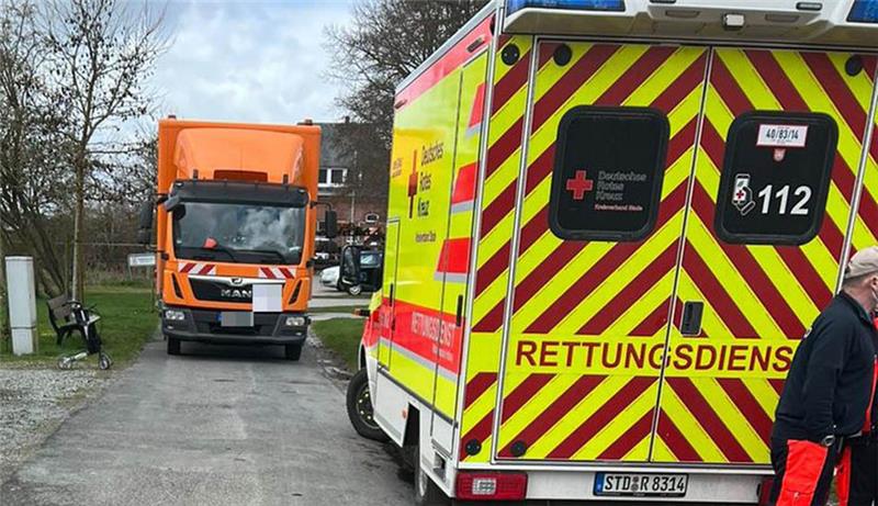 Blick auf die Unfallstelle in Freiburg. Ein 82-Jähriger ist am Freitag von einem Lkw erfasst und tödlich verletzt worden. Foto: Polizei