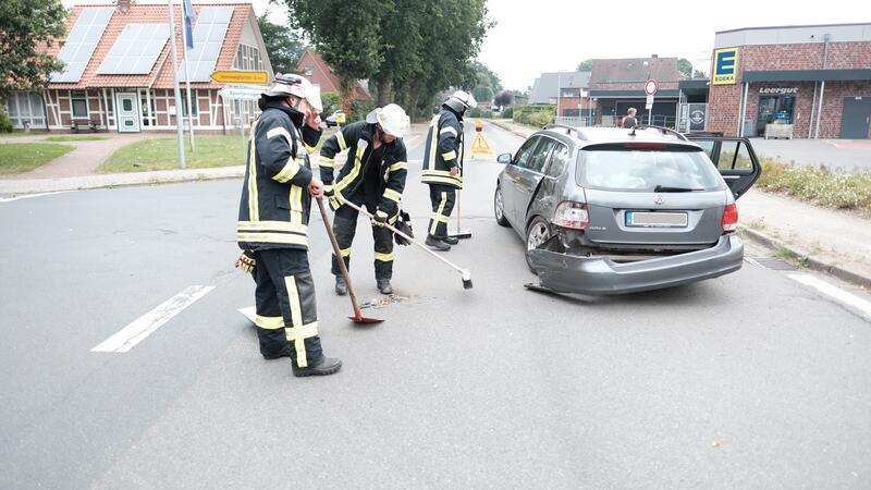 Zwei Autos kollidieren auf Kreuzung in Hammah Blick auf die Unfallstelle in Hammah.