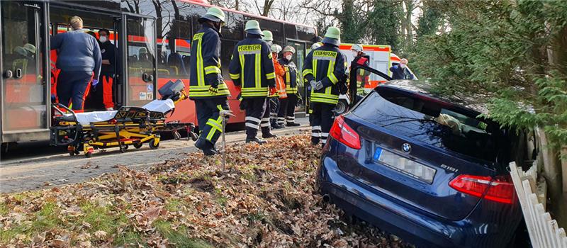 Blick auf die Unfallstelle in Himmelpforten: Der BMW landet im Graben, der Bus war nicht an dem Unfall beteiligt. Foto: Beneke