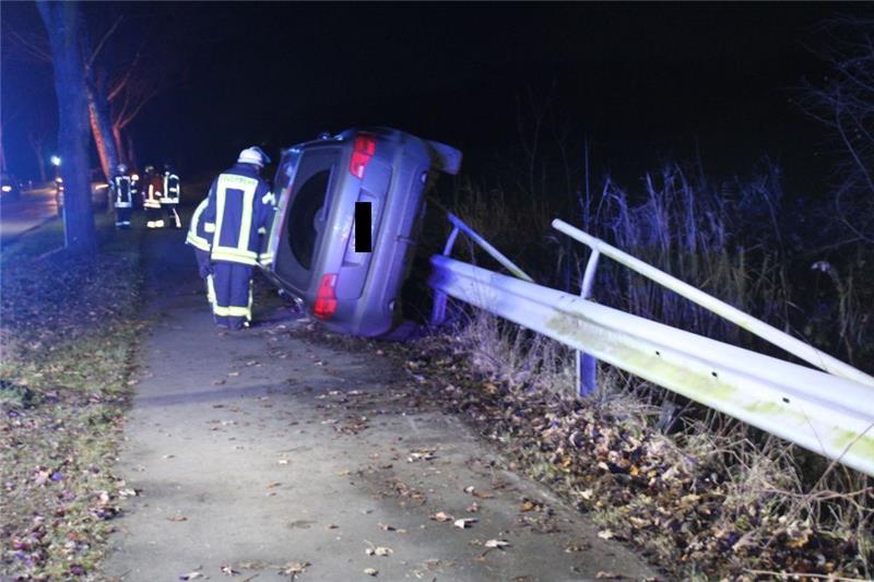 Blick auf die Unfallstelle in Kakerbeck: Der Audi bleibt auf der Fahrerseite liegen. Foto: Bockelmann