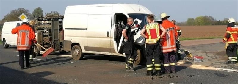 Blick auf die Unfallstelle in Mittelsdorf: Feuerwehrleute helfen bei den Aufräumarbeiten. Foto Feuerwehr