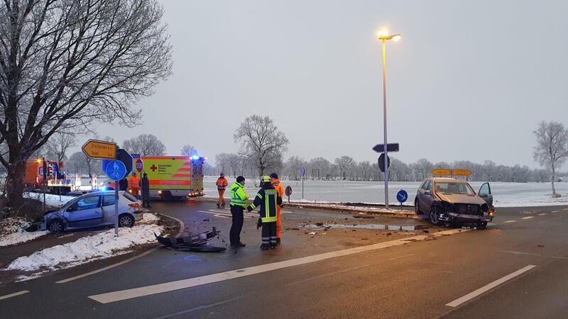 Blick auf die Unfallstelle in Ritschermoor. Am Mittwochmorgen waren auf einer Kreuzung zwei Fahrzeuge zusammengestoßen.