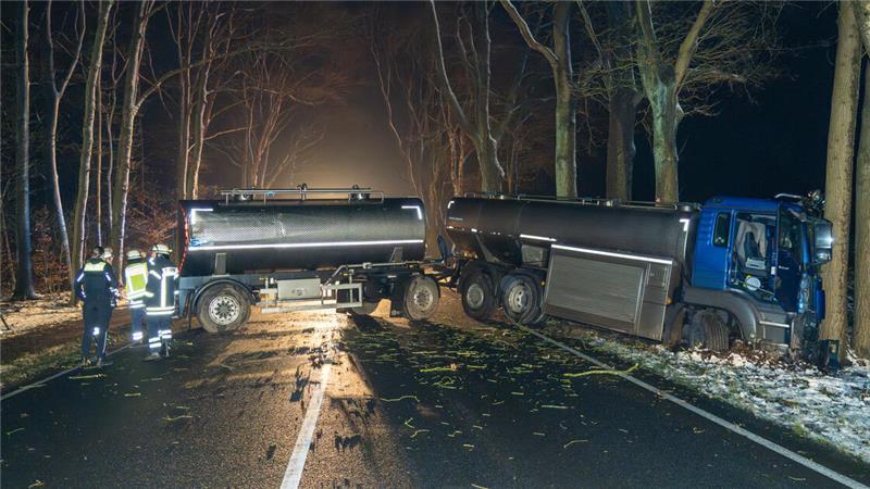 Milchlaster prallt gegen Bäume – Transporter stürzt in Graben in Milchlaster war von der Fahrbahn abgekommen, gegen mehrere Bäume geprallt und kam schließlich auf der Bundesstraße 3 quer zum Stehen.