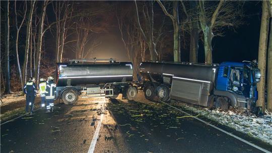 in Milchlaster war von der Fahrbahn abgekommen, gegen mehrere Bäume geprallt und kam schließlich auf der Bundesstraße 3 quer zum Stehen.