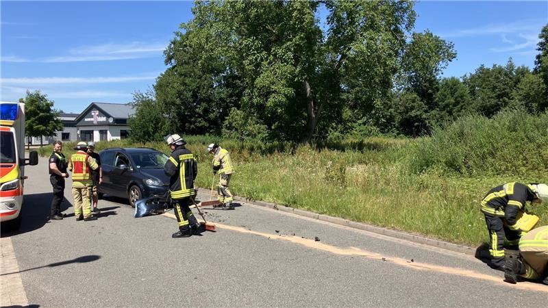 Blick auf die Unfallstelle in der Felix-Wankel-Straße in Buxtehude. Eine Motorradfahrschülerin ist am vergangenen Sonntag mit einem Pkw kollidiert und wurde verletzt.