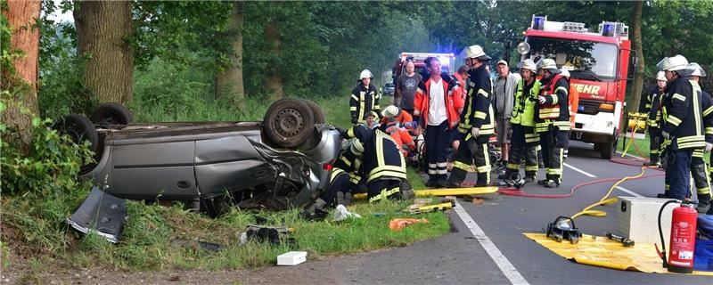 Blick auf die Unfallstelle kurz vor dem Ortseingang Oldendorf: Feuerwehrleute und Rettungssanitäter befreien die Verletzten aus dem Wrack. Foto: Beneke