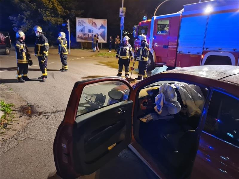Schwerer Unfall auf der Fredenbecker Hauptkreuzung Blick auf die Unfallstelle mitten in Fredenbeck: Der Fiat 500 war nach Polizeiangaben aus Richtung Deinste in die Kreuzung eingefahren. Foto: Beneke