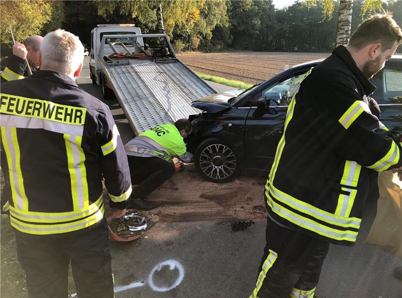 Blick auf die Unfallstelle vor dem Landhotel : Der total zerstörte Fiat wird abgeschleppt. Foto Klempahn