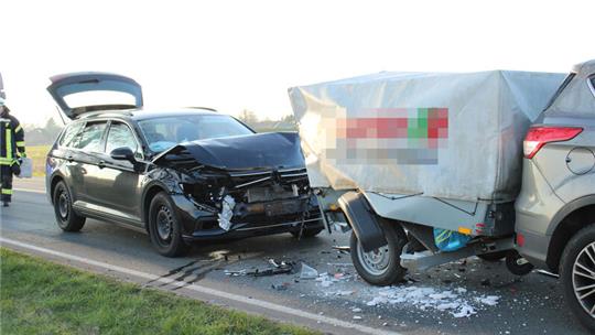 Blick auf die Unfallstelle zwischen Bargstedt und Ohrensen. An beiden Fahrzeugen entstand hoher Sachschaden.
