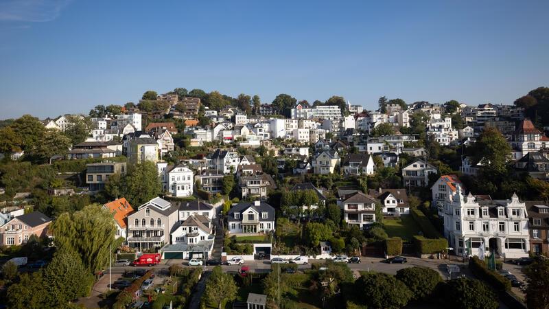 Wieder mehr Millionäre: Wo die reichsten Hamburger wohnen Blick auf die Villen von Blankenese: Die Hamburger Stadtteile unterscheiden sich bei den Einkommens-Durchschnittswerten stark.