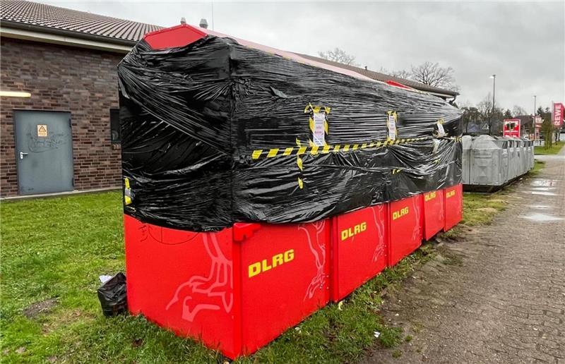 Landkreis Stade und DLRG kämpfen noch immer gegen das Altkleider-Chaos Blick auf die abgeklebten Altkleidercontainer der DLRG in Horneburg am Rewe-Markt.