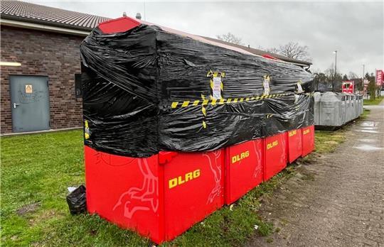 Blick auf die abgeklebten Altkleidercontainer der DLRG in Horneburg am Rewe-Markt.
