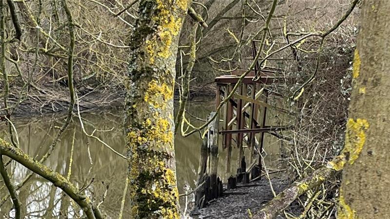 Blick auf die alte Dampferbrücke im Borsteler Hafen.