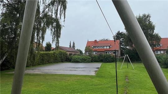 Blick auf die alte Rollschuhbahn auf dem Spielplatz am Struckweg.