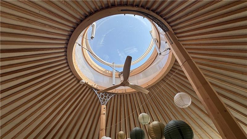 Blick auf die architektonisch auffällige Dachkonstruktion in einem Gruppenraum der Kita am Wald in Hedendorf.