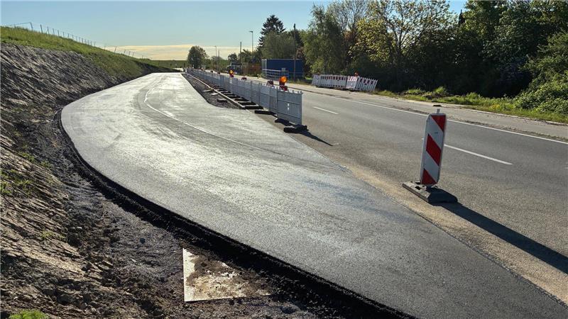 Die nächste Baustelle: Vollsperrung für Lkw auf der K39 in Jork-Borstel Blick auf die asphaltierte Umfahrung, unter ihr liegen 85 Zentimeter Schotter. Ein Lkw würde hier versacken.