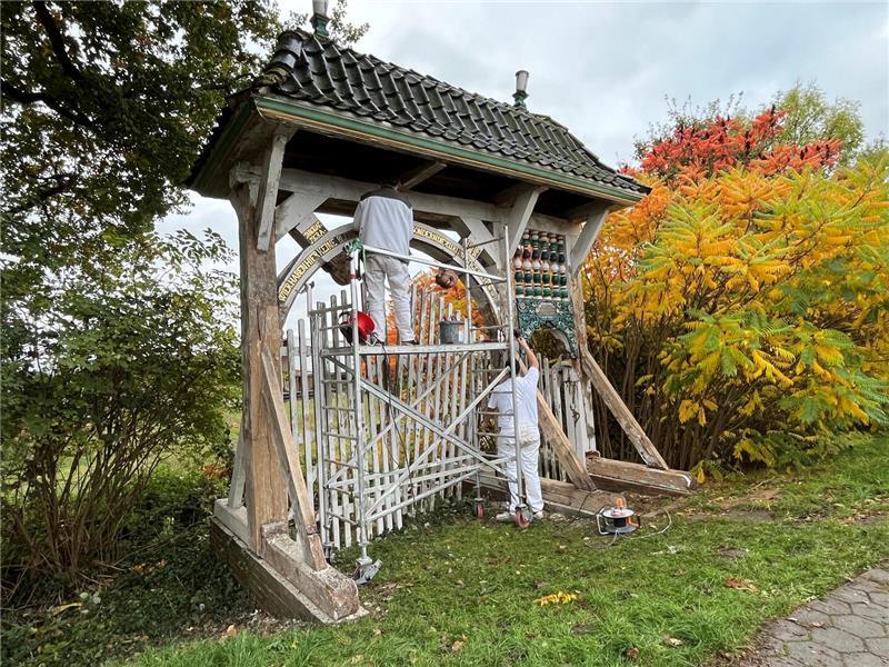 Glücksspieler retten morsche Altländer Prunkpforte in Neuenfelde Blick auf die barocke Altländer Prunkpforte: Das Bauernhaus am Neuenfelder Fährdeich 145 wurde bereits vor einigen Jahren abgerissen. Die Hofstelle wurde 1987 von der Familie Sietas, einst Eigentümer der Werft, erworben.