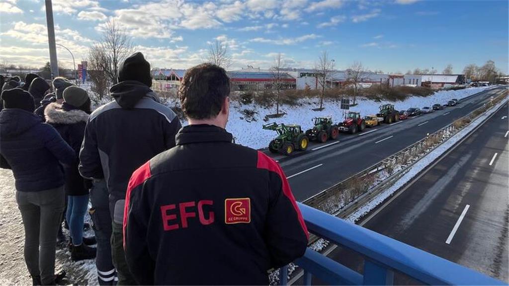 Blick auf die blockierte A26-Abfahrt.