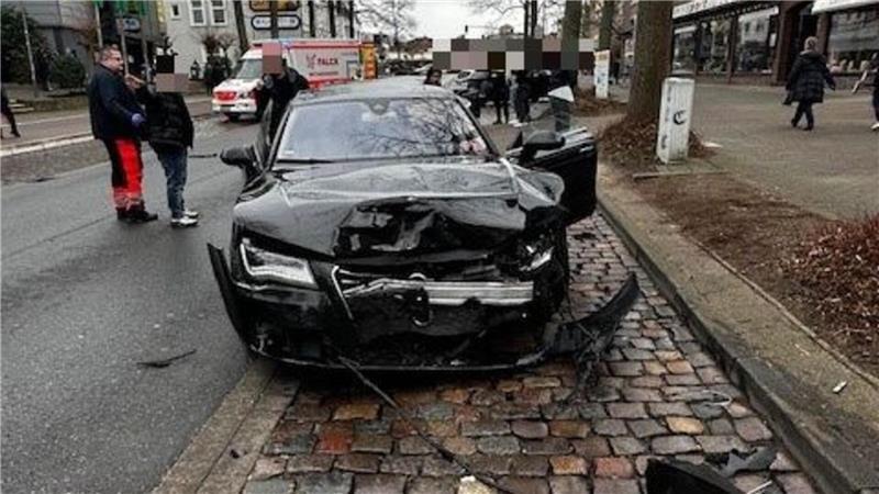 Blick auf die demolierte Front des Audi A7.