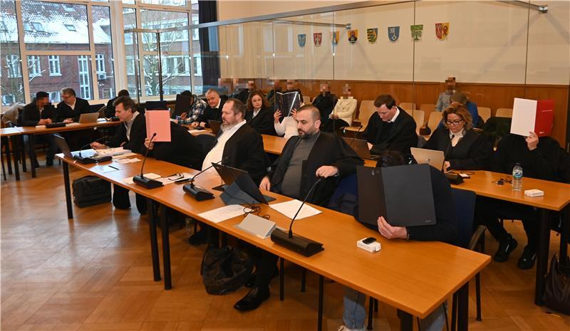 Blick auf die fünf Angeklagten am Tag der Urteilsverkündung: Die beiden Haupttäter müssen ins Gefängnis, ihre „Gehilfen“ bekamen Bewährungsstrafen.