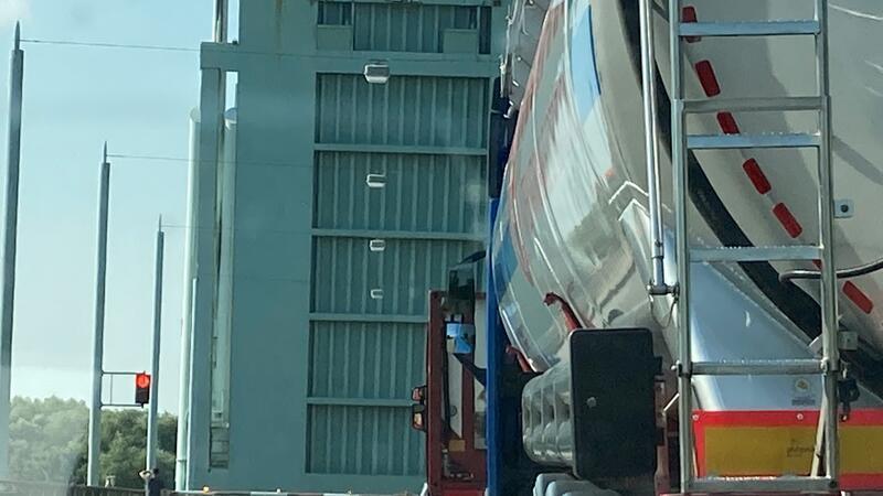 Blick auf die geschlossene Schwinge-Klapprücke im Verlauf der L111 in Stade. Foto: Vasel