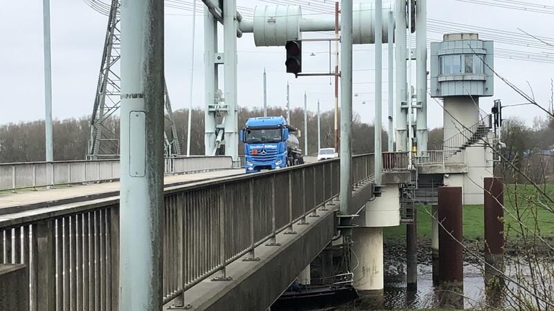 Blick auf die geschlossene Schwinge-Klapprücke im Verlauf der L111 in Stade. Die Technik muss erneuert werden.