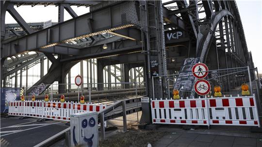 Blick auf die gesperrte Freihafenelbbrücke. (Archivbild)