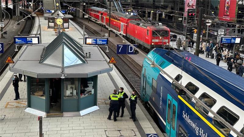 Blick auf die gesperrten Bahnsteige 7 und 8 am Hamburger Hauptbahnhof.