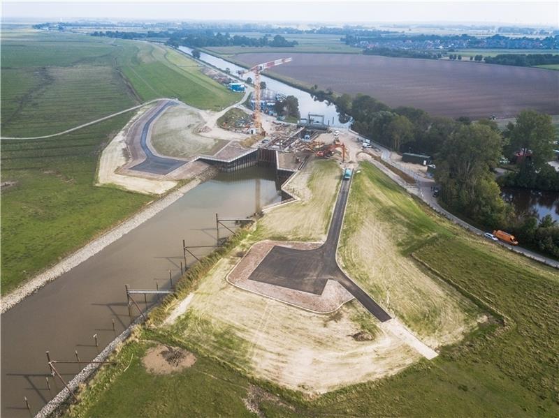 Blick auf die größte Küstenschutzbaustelle in Niedersachsen: die neue Kanalschleuse in Otterndorf. Foto: NLWKN