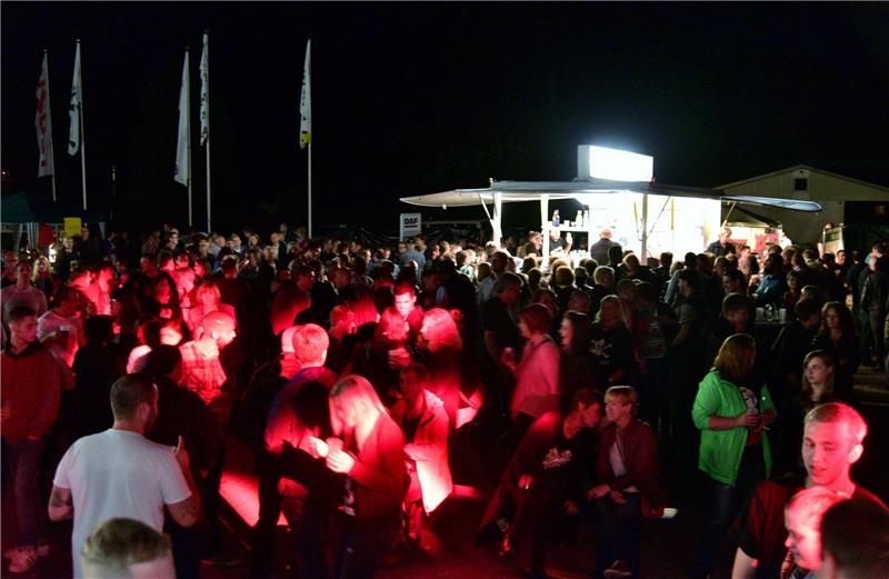 Blick auf die illuminierte Tanzfläche: 1000 Besucher tummeln sich auf dem Gelände der Spedition Lemmermann. Foto Beneke