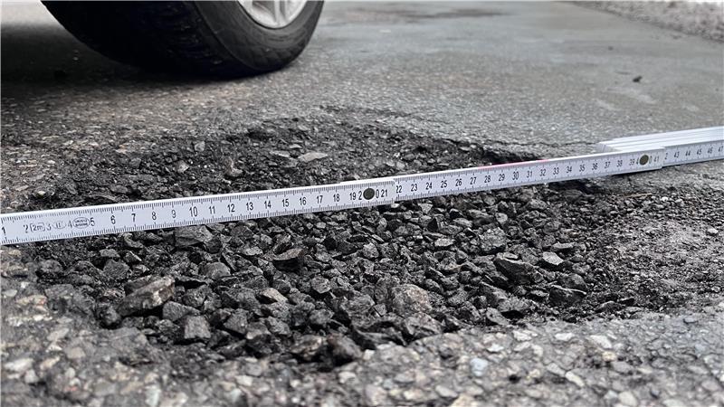 Vollsperrung der K32 und K34: Altländer müssen bis November anders fahren Blick auf die kaputte Kreisstraße in der Gemeinde Hollern-Twielenfleth.