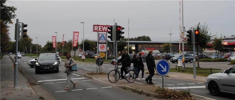Blick auf die neue Bedarfsampel für Fußgänger und Fahrradfahrer am Einkaufszentrum Westmoor an der viel befahrenen K 51 in Buxtehude. Foto Vasel