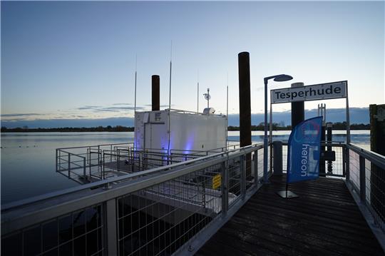 Blick auf die neue Forschungsplattform Tesperhude des Helmholtz-Zentrums Hereon auf der Elbe. Foto: Marcus Brandt/dpa