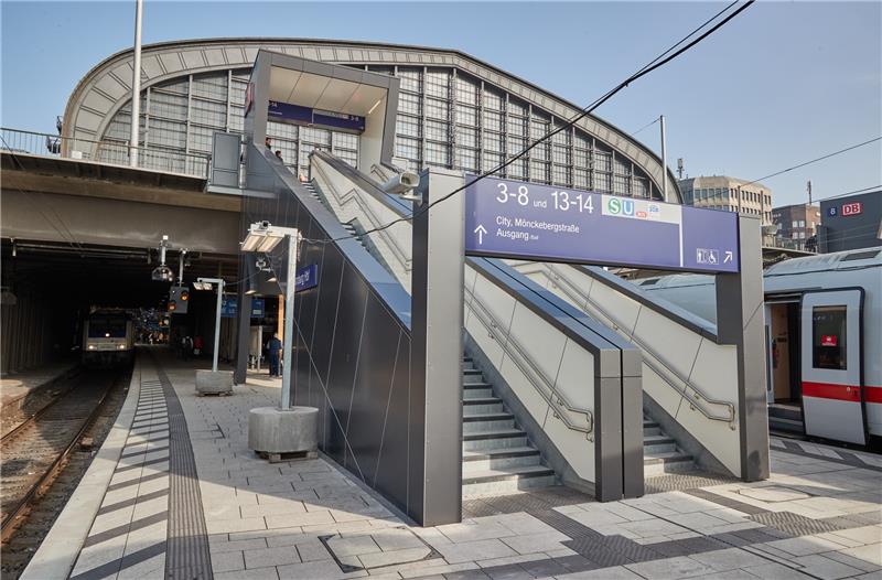 Blick auf die neue Fußgängertreppe an Bahnsteig Gleis 11/12 am Haupbahnhof während der Eröffnung. Im Hamburger Hauptbahnhof wurden die ersten neuen Treppen zur Steintorbrücke für Reisende frei gegeben. Foto: Georg Wendt/dpa