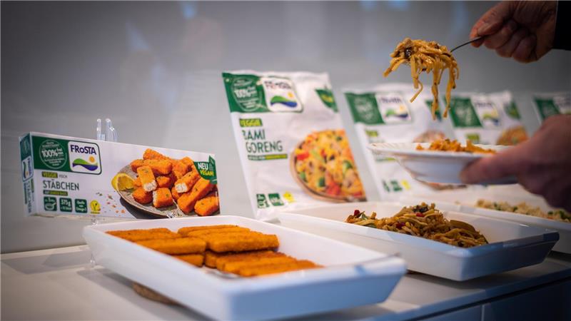 Frosta entwickelt veganes Fischstäbchen ganz ohne Zusatzstoffe Blick auf die neue Produktvielfalt von Frosta, unter anderem die neuen veganen Fischstäbchen (vorn).Foto: Arnd Hartmann