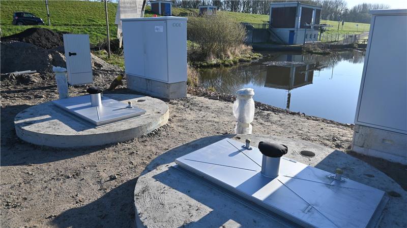 Blick auf die neuen Pumpwerke für die Frostschutzberegnung der Obstbauern am Neuenfelder Hauptdeich. Im Hintergrund ist das Schöpfwerk zu sehen.