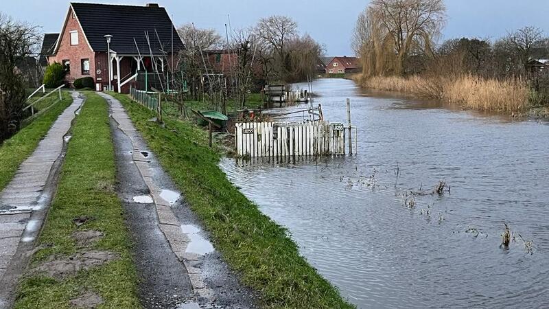 Hochwassergipfel: Grüne kramen altes Gutachten aus Blick auf die randvolle Lühe.
