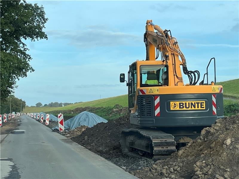 Alt-Asphalt türmt sich an K39 im Alten Land – Bauarbeiten verzögern sich Blick auf die ruhende Baustelle und die Asphalt-Hügel am Elbdeich in Hinterbrack. Foto: Vasel