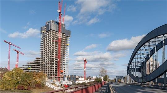 Blick auf die ruhende Elbtower Baustelle.